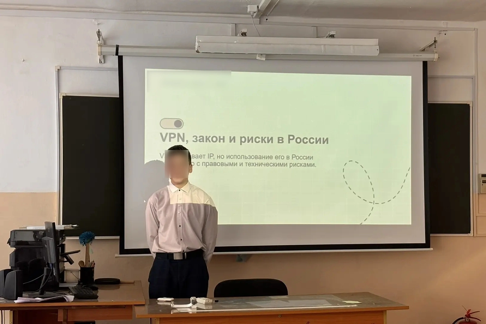 В школах разных регионов России начали регулярно проводить занятия по цифровой безопасности, на которых школьникам и их родителям рассказывают о рисках использования VPN, утечке персональных данных и возможных правовых последствиях онлайн-активности.