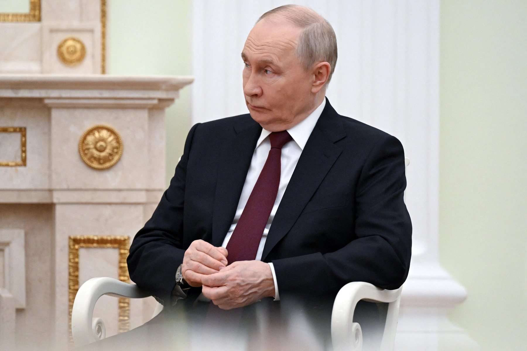 Мониторинг показал: сотни провластных ботов во «ВКонтакте» за последние дни активно комментируют новости о продолжающемся падении рейтинга Владимира Путина, называя его «сезонной динамикой», сравнивая с западными лидерами и сомневаясь в данных соцопросов. Параллельно власти, готовясь к выборам в Госдуму, опасаются непопулярности интернет-ограничений, тогда как публично их поддерживают в основном анонимные сетевые аккаунты.