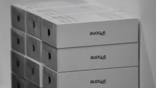 Крупные российские продавцы электроники накопили избыточные запасы смартфонов Apple и Samsung, но из‑за падения спроса и снижения покупательной способности им приходится распродавать устройства с заметными скидками.