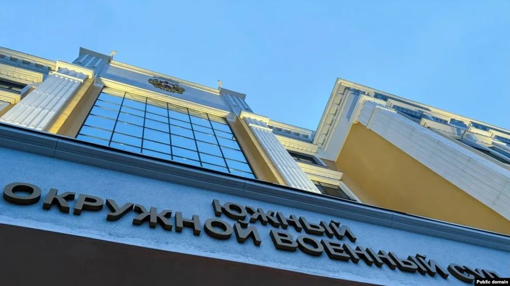Южный окружной военный суд в Ростове-на-Дону отправил троих молодых людей в колонию строгого режима на сроки от восьми до десяти лет по делу о готовившемся поджоге военкоматов. Первые три года осуждённые проведут в тюрьме, дело расследовалось как покушение на теракт и диверсионную деятельность.