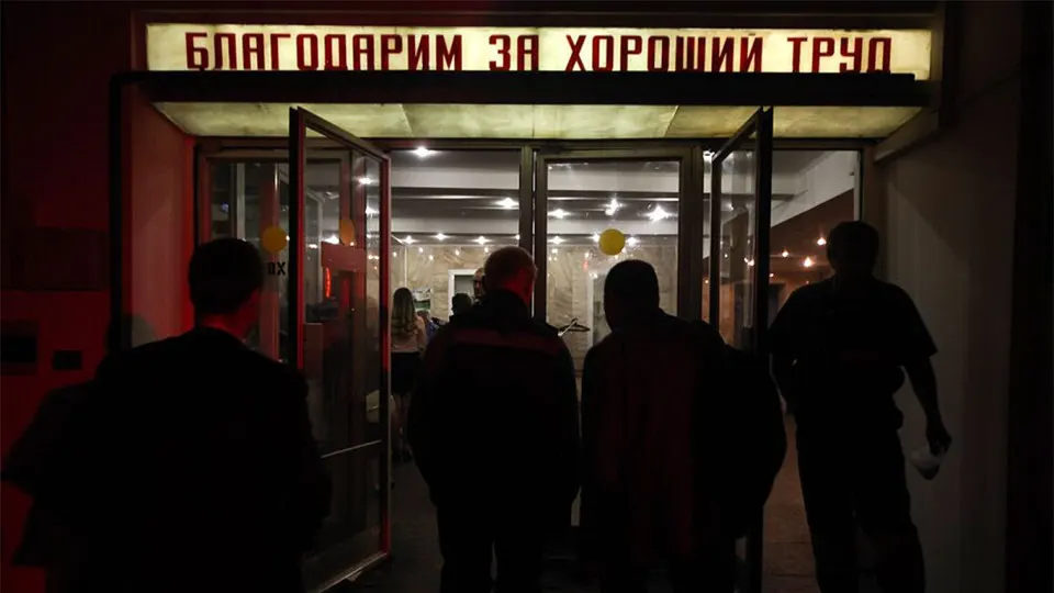 Количество работников бюджетной сферы, рекомендованных к увольнению, превысило 105 тысяч человек. Больше всего сокращений ожидается в Москве и ряде регионов, включая Омскую область, на фоне дефицита федерального и региональных бюджетов и курса властей на «оптимизацию» и цифровизацию.