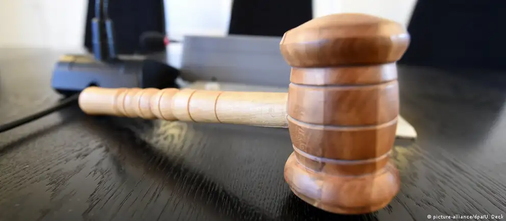 Советский районный суд Воронежа приговорил 24‑летнего Романа Мальцева к году исправительных работ за фотографию, на которой следствие усмотрело символику вымышленного «движения». По делу использован рапорт сотрудника Центра «Э».