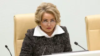 Спикер Совета Федерации Валентина Матвиенко заявила, что стратегической угрозой для России становится «обезлюживание территорий», и предложила рецепт спасения от вымирания: строить просторные дома по всей стране, заводить большие семьи и запускать во всех муниципалитетах акцию по массовой посадке цветов, несмотря на продолжающееся падение рождаемости и рост естественной убыли населения.