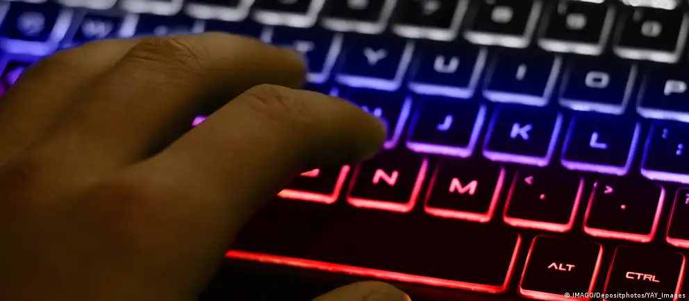 Минцифры готовит меры по взиманию платы за международный трафик — в том числе за трафик VPN, используемый для доступа к запрещённым ресурсам; сборы планируют ввести прежде всего в мобильных сетях.