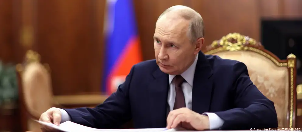 Президент России подписал закон, который отменяет контроль за сделками чиновников и их семей, совершёнными до назначения на госдолжность, и вводит новый порядок декларирования совокупного семейного дохода.
