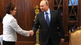 С начала 2026 года Банк России реализовал на внутреннем рынке более 21 тонны золота для финансирования растущего дефицита бюджета на фоне слабых нефтегазовых поступлений и высоких государственных расходов.