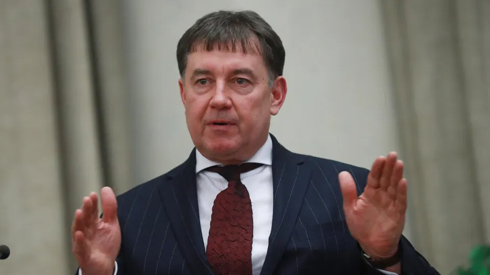 Мосгорсуд подтвердил решение о национализации более 100 объектов недвижимости и сети отелей Marton бывшего председателя Совета судей России Виктора Момотова. Генпрокуратура связывает его с криминальными авторитетами, нелегальным бизнесом и уклонением от налогов.