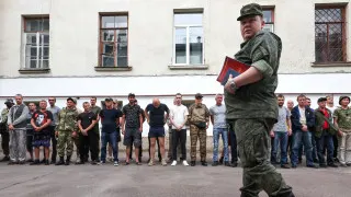 Минобороны подготовило поправки, позволяющие проверять военнослужащих на употребление алкоголя прямо в частях с помощью экспресс-тестов, без обязательной доставки в медучреждения. Инициативу объясняют сложностями освидетельствования в условиях боевых действий и сообщениями о наборе в армию людей с алкогольной зависимостью.