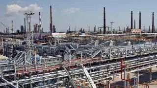 Из-за серийных атак беспилотников приостановлена переработка нефти на Новокуйбышевском и Туапсинском НПЗ, а также ограничена работа ряда других крупных российских нефтеперерабатывающих заводов.
