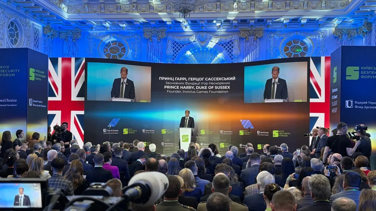 Принц Гарри во время выступления на форуме в Украине заявил, что прибыл как частное лицо, обратился к Владимиру Путину с призывом прекратить войну и напомнил США об их обязательствах по защите украинского суверенитета.