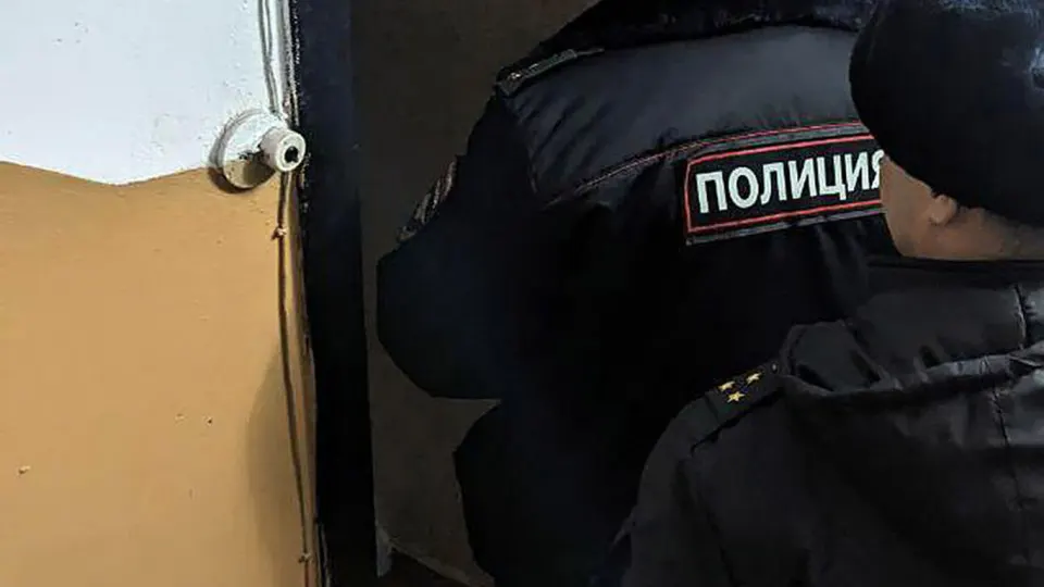 Двое молодых людей оставили на дверях квартир троих сотрудников Роскомнадзора молотки с коричневой жидкостью. ФСБ задержала подозреваемых, следствие возбудило дело о хулиганстве на фоне масштабной блокировки Telegram и роста спроса на VPN в России.