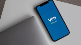 Российские сотовые операторы не успевают технически подготовиться к введению с 1 мая платы за международный трафик свыше 15 ГБ, который фактически затронет пользователей VPN, и просят Минцифры перенести запуск новых правил до осени.