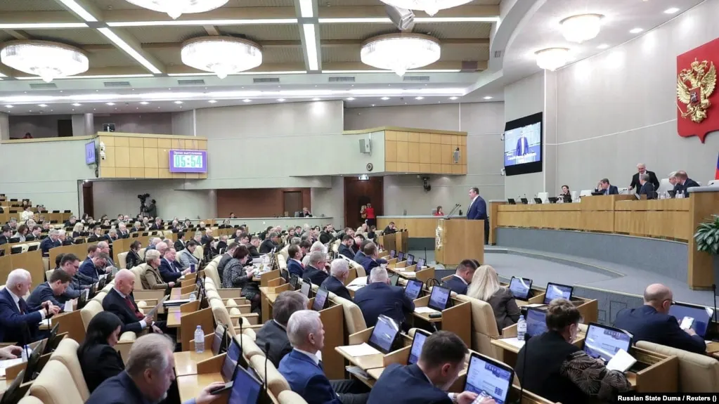 Парламент принял законопроект, который позволяет президенту направлять вооружённые силы за границу для защиты россиян при их аресте или уголовном преследовании; критики предупреждают о риске эскалации с Западом.