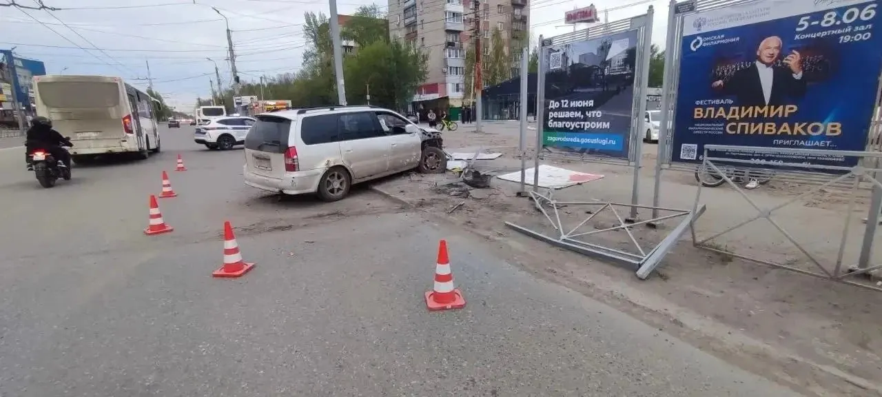 ДТП на проспекте Мира возле КДЦ «Кристалл»: автомобилист не выдержал боковой интервал, мотоциклист и водитель иномарки с травмами госпитализированы, на пьяного водителя составлен протокол.