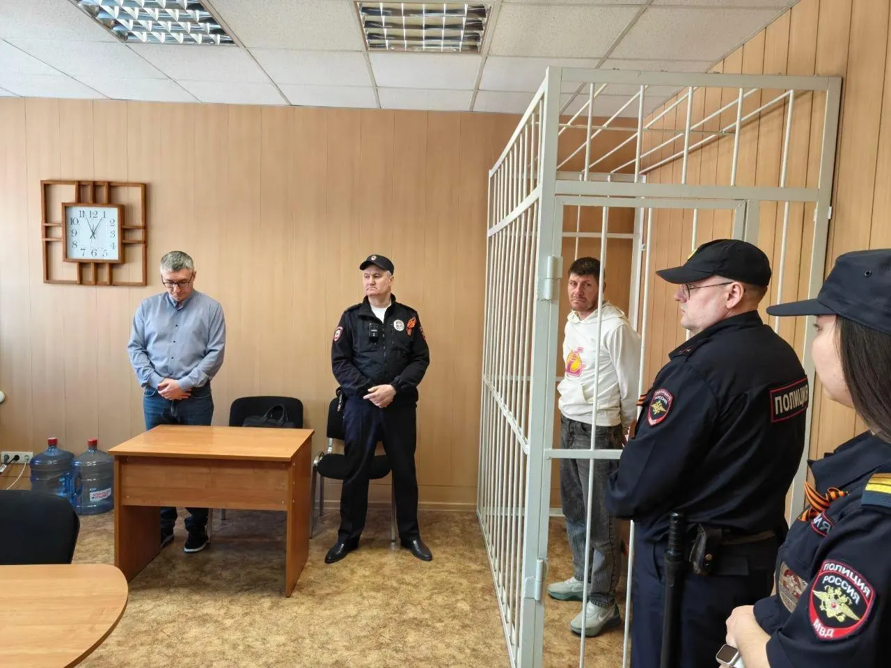 Мужчин задержали 3 мая; следствие переквалифицировало дело с лёгкого вреда здоровью на хулиганство. Пострадавшая скончалась спустя месяц после нападения.