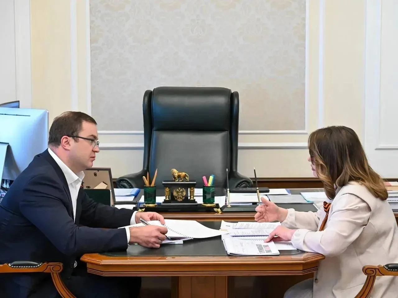 Виталий Хоценко обсудил с уполномоченным по правам ребёнка итоги года, планы по развитию социальных программ и меры поддержки семей и детей в регионе.