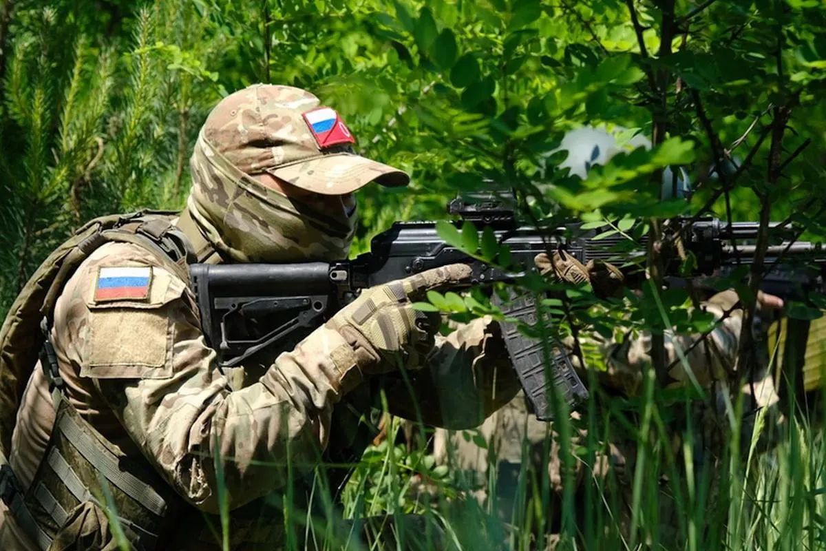 Аналитики Института по изучению войны (ISW) отмечают, что территориальные амбиции Кремля расходятся с реальной ситуацией на поле боя: замедление продвижения, сложный рельеф и украинские контратаки делают захват всего Донбасса к осени маловероятным.