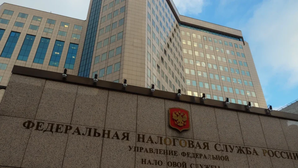 Федеральные налоговые органы активнее пресекают схемы ухода от НДС через закрытие и повторное открытие ИП. Предпринимателям грозят доначисления, пени и штрафы; меры связаны с резким ростом дефицита федерального бюджета.