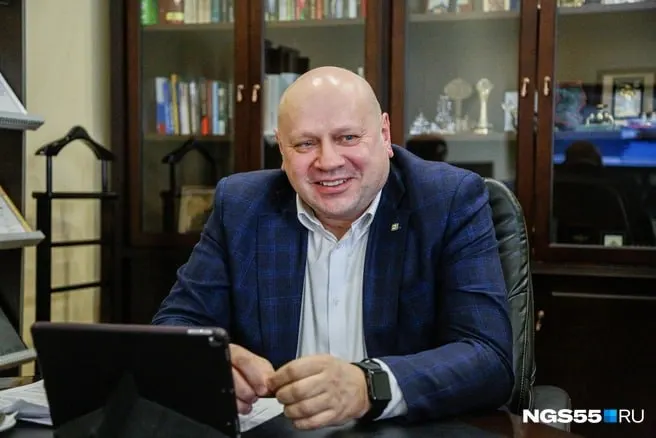 Пресс‑секретарь сообщил, что мэр Омска Сергей Шелест намерен оспаривать решение о лишении степени кандидата технических наук; спорная работа была защищена в ОмГТУ в 2015 году.