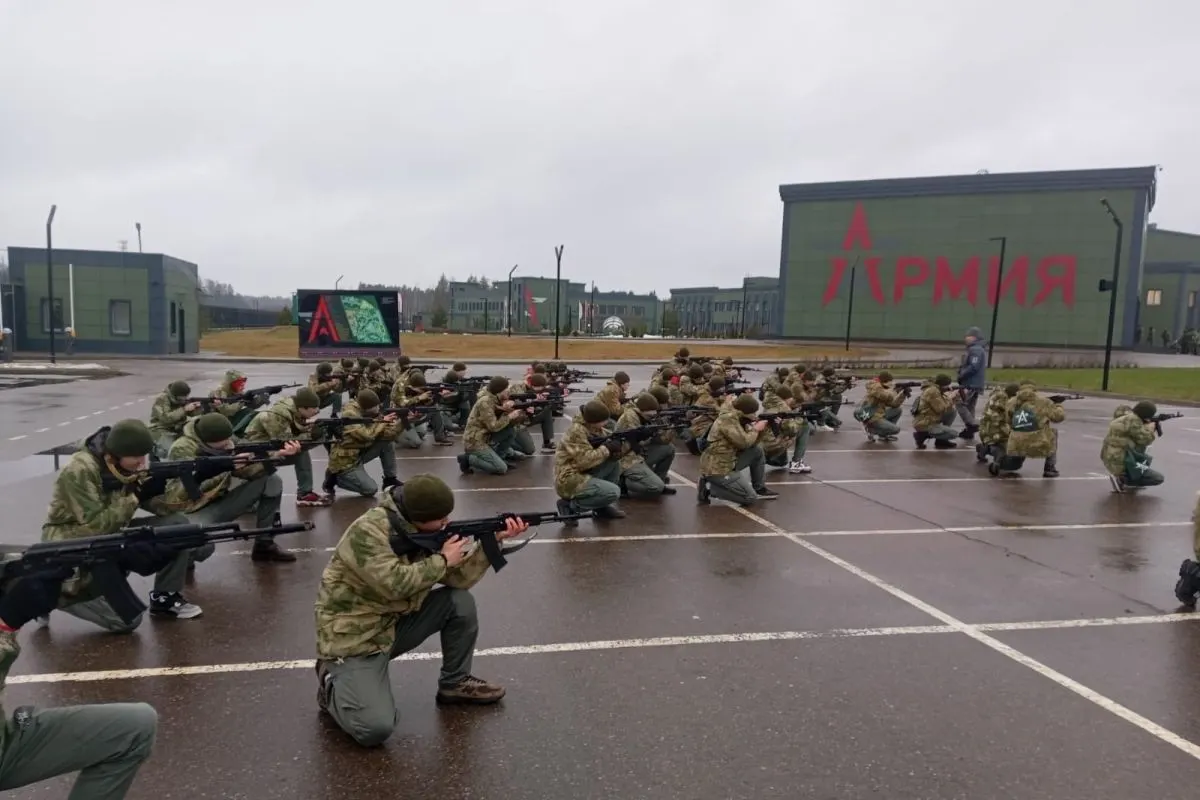 За последние пять лет на создание и работу центров для обязательных военных сборов школьников направлено как минимум 50 млрд рублей; сети продолжают расширять по стране.