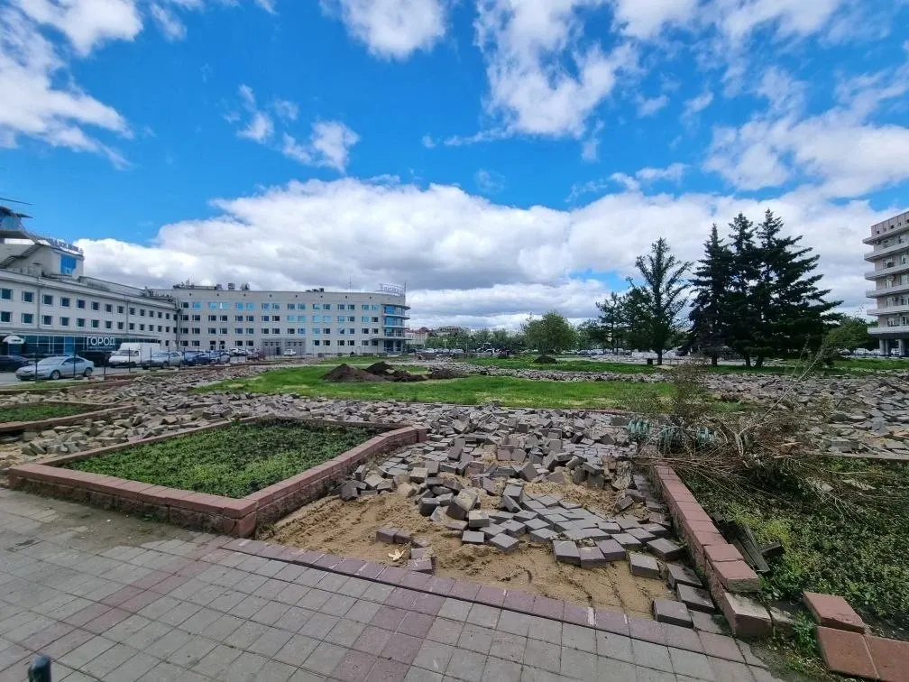 На площади Бухгольца в Омске демонтировали скульптуру и начали благоустройство: убирают старую плитку и бордюры, выложат новую гранитную плитку, обновят тротуары, установят летний водопровод и новое освещение. Работы выполняет пермская компания «Бизнес-Строй», контракт на 89 млн рублей до 1 августа 2026 года.