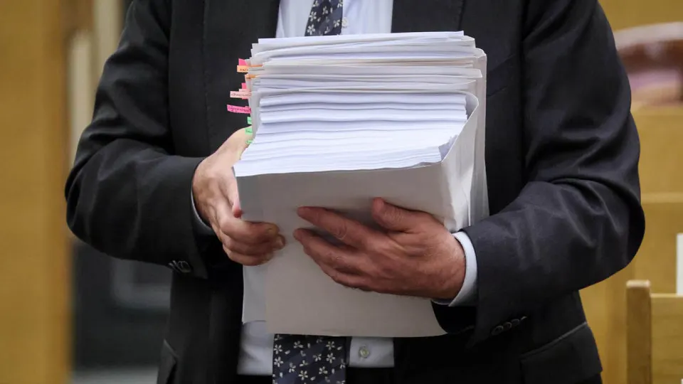 По оценке Института Гайдара, в 2025 году доля расходов федерального бюджета, отнесённых к закрытым статьям, увеличилась до 28,6%. Эксперты указывают на рост трат на «национальную оборону» и перенос части социальных расходов в секретную часть бюджета.