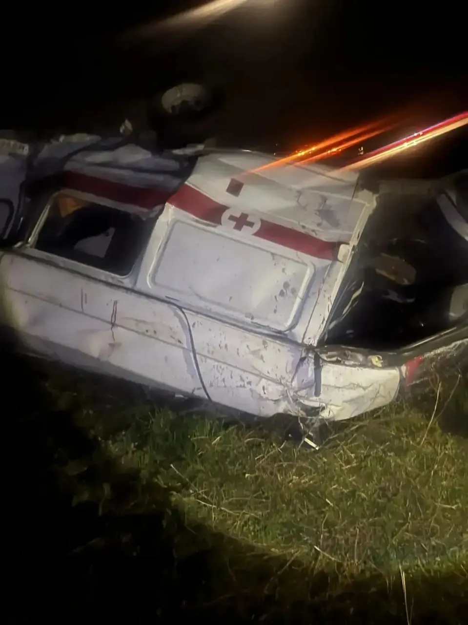 На трассе Калачинск — Кабанье Lada врезалась в автомобиль скорой помощи. В результате аварии погиб 32‑летний медбрат, четверо участников ДТП доставлены в больницу; прокуратура контролирует расследование.