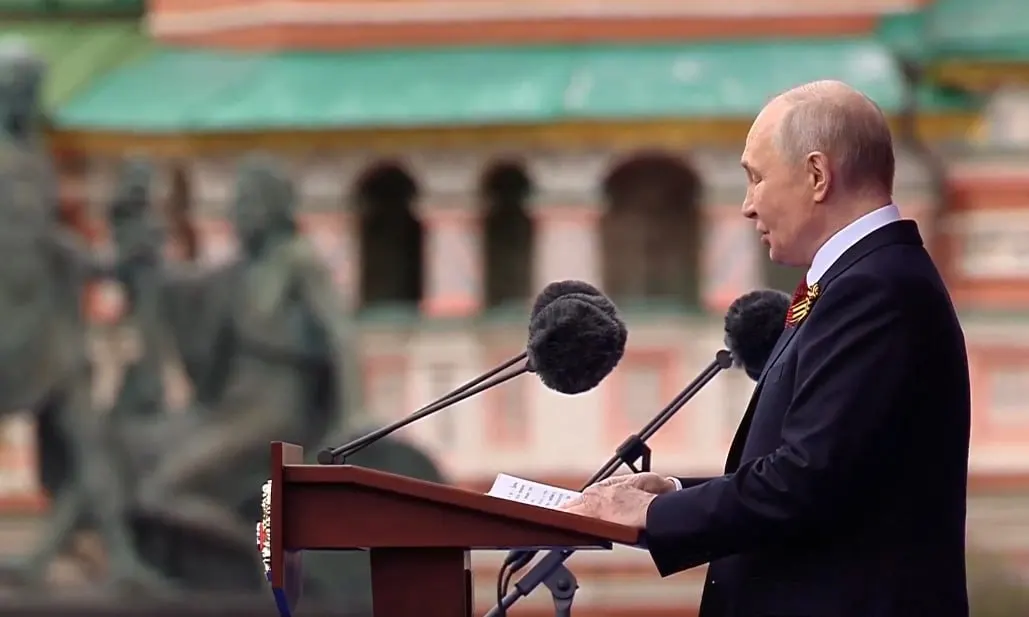На Красной площади в Москве проходит выступление президента России Владимира Путина. Появившиеся кадры показывают сцену и собравшуюся публику.