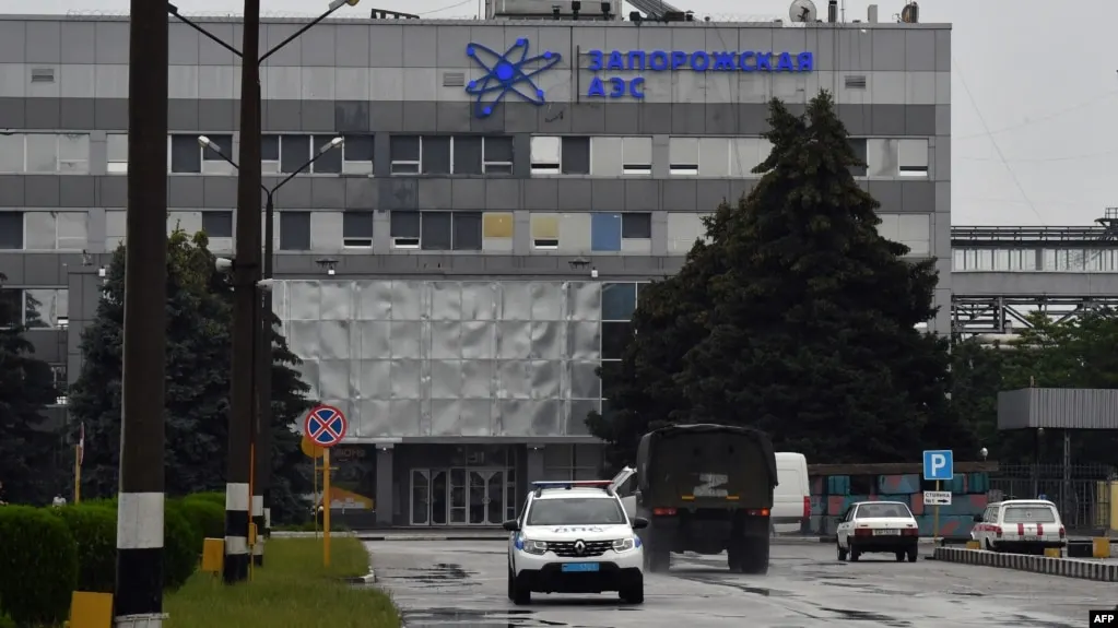 Эксперты Международного агентства по атомной энергии прибыли на станцию для осмотра места удара по шестому энергоблоку. Стороны обвиняют друг друга в обстрелах, на станции заявляют о новых ударах по транспортной инфраструктуре.