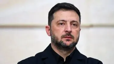 Президент Украины заявил, что российская армия продолжает активные боевые действия несмотря на объявленные перемирия: за сутки зафиксировали сотни штурмов и обстрелов и почти 10 тысяч ударов дронов-камикадзе. Украина пока воздерживается от дальнобойного ответа, но обещает зеркальную реакцию при возобновлении полномасштабной войны.