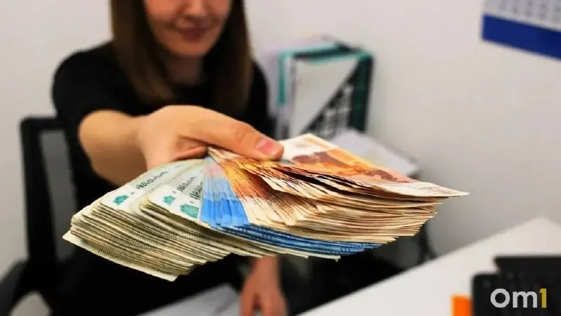 Средняя начисленная зарплата в Омске в 2025 году составила 87 200 рублей. Лидируют строители с 122 200 ₽ и IT‑специалисты с 121 100 ₽, следует из отчёта мэрии.