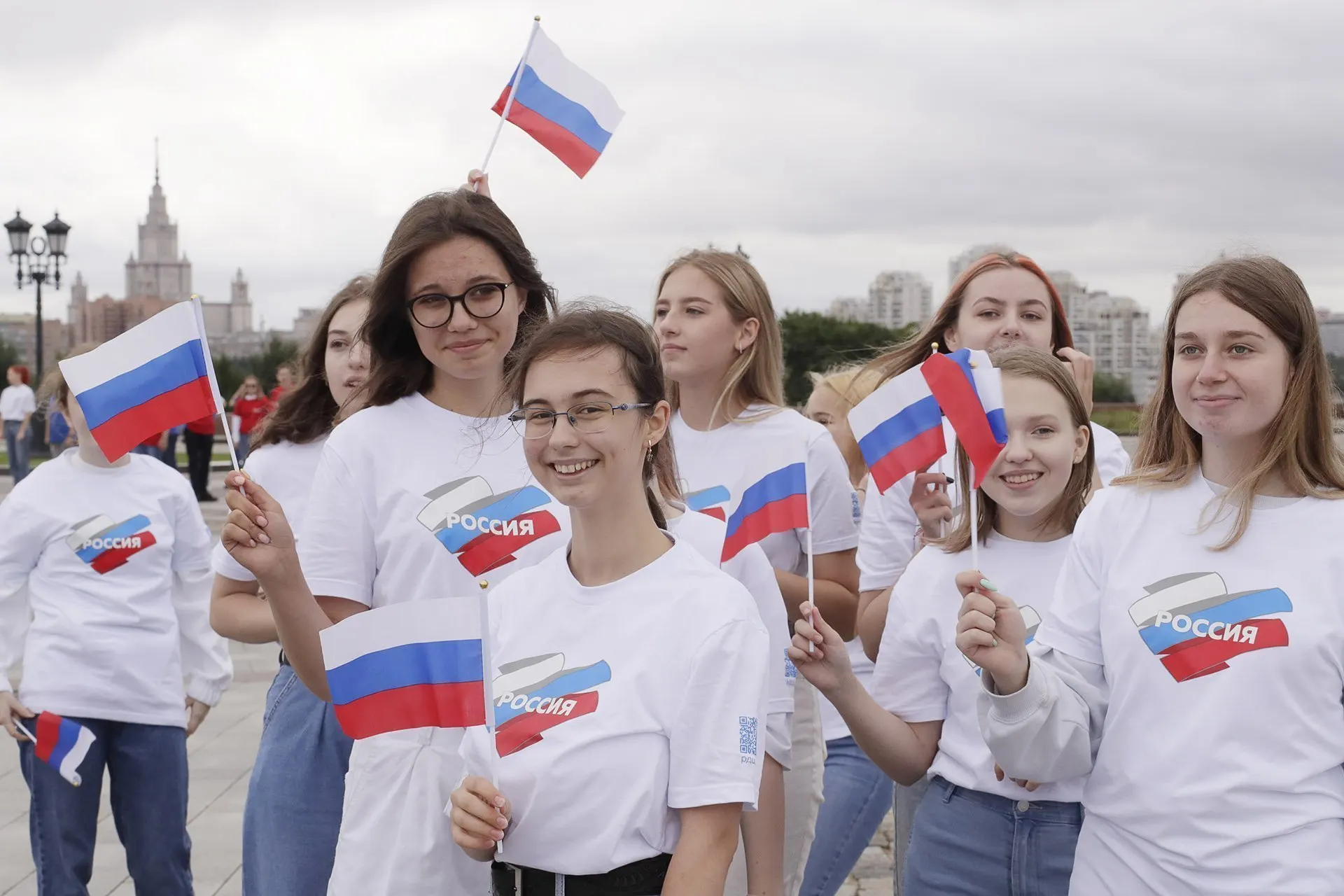 На 2025–2030 годы федеральный проект по патриотическому воспитанию молодёжи получил плановый бюджет 421,3 млрд рублей. Методики учёта участий, просмотров и составных индексов позволяют искусственно завышать показатели, что вызывает критику экспертов.