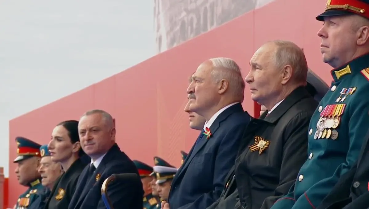 Президент назвал День Победы «священным праздником», почтил вклад советского народа и связал подвиг прошлого с борьбой нынешних воинов; на трибуне рядом с ветераном впервые разместили участника «СВО».
