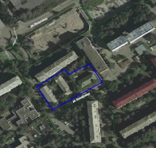 Участок площадью 0,35 га между улицами Кемеровская и Октябрьская передан под программу комплексного развития территории (КРТ). Под снос попали дома №9 (1934 года, признан аварийным) и №11 (1953 года); часть коммунальных и транспортных объектов на участке планируют реконструировать или демонтировать.