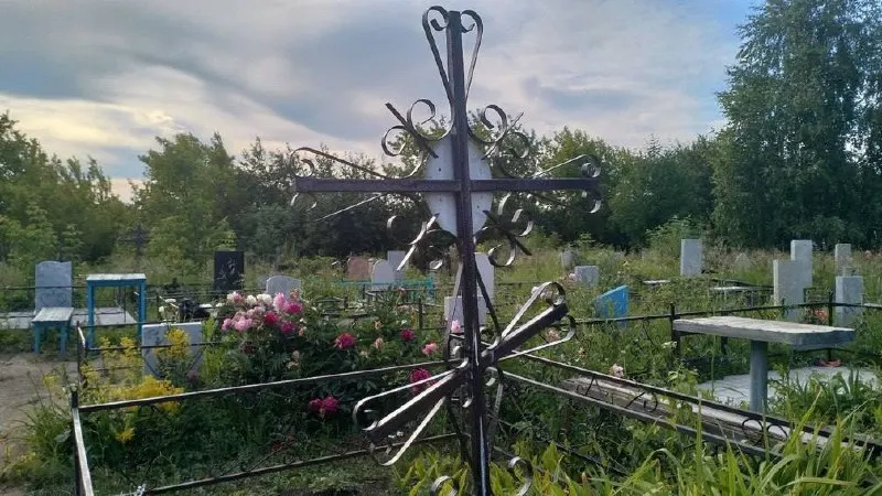 Тарифы на погребальные услуги в Омской области вырастут: повышение составит от 150 до 2 910 рублей. Самое значительное подорожание — для ручной копки родственных могил. Документ проходит антикоррупционную экспертизу и ждёт подписи мэра.