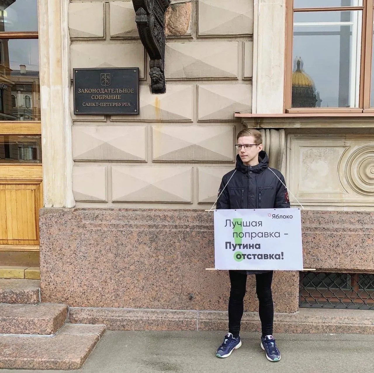 Ваганов сообщил, что его объявили в федеральный розыск; точная уголовная статья ещё не известна. Ранее на него наложили несколько административных штрафов по делам об «иностранных агентах» и «ЛГБТ‑пропаганде».