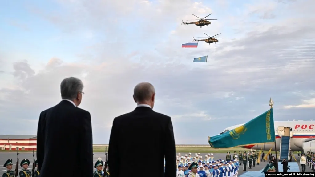Кадры и видео показывают, что кортеж президента в столице Казахстана сопровождали бронеавтомобиль с позиционировкой для пулемётчика, военный вертолёт и машина с конструкцией, похожей на систему радиоэлектронной борьбы.