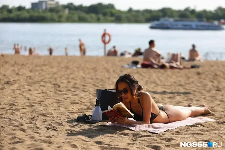 Синоптики предупреждают: в Омской области днем ожидается до +25…+32°C, возможны грозы и кратковременные дожди. Ночами — прохладнее, местами кратковременные заморозки до −5°C; в Омске дневная температура составит около +20…+26°C.