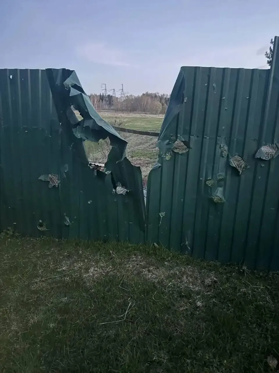 В результате ночной атаки беспилотников в Московской области погиб 77-летний мужчина. В Ленинградской области и Приморске сообщают о массовых перехватах БПЛА и возгорании в порту, в Петербурге — сбои мобильного интернета. Минобороны заявило о более чем 330 сбитых дронов.