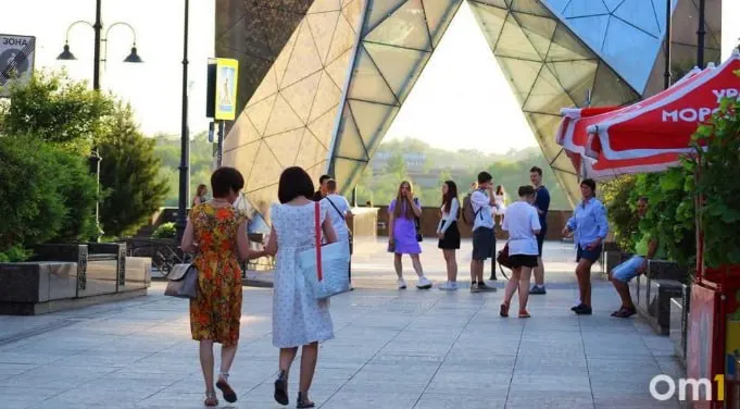 Синоптики прогнозируют потепление до +28 °C в понедельник и до +30 °C на следующий день; жара продержится в течение рабочей недели, в выходные станет прохладнее — около +23 °C. Также возможны кратковременные дожди.