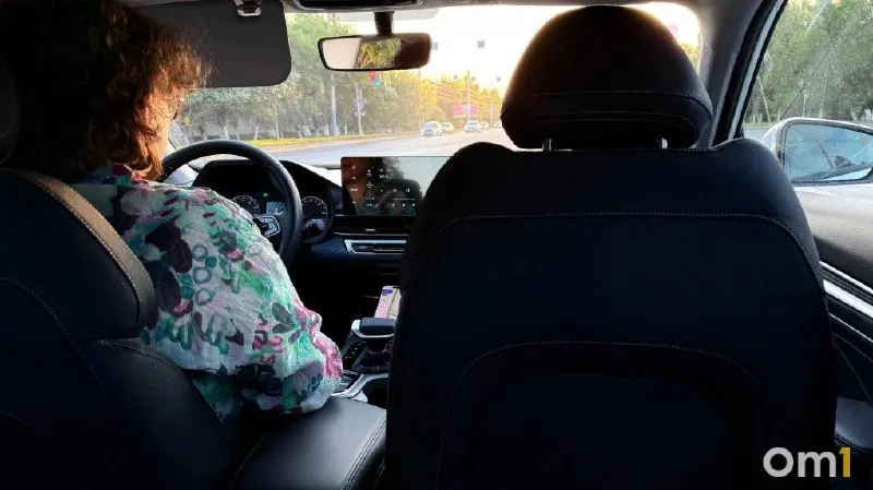 В Омске у водителей «Яндекс Такси» начали появляться новые автомобили белорусско‑китайской марки Belgee; пассажиры отмечают практически новые машины.