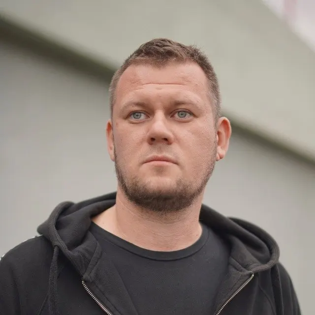 Минюст включил в список «иностранных агентов» украинского блогера и журналиста Дениса Казанского. Он заявил, что не имеет российского гражданства, назвал решение «чепухой» и отметил, что его разыскивают в «ДНР» из‑за книги и публикаций.