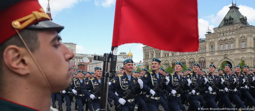 Во многих городах России празднование Дня Победы 9 мая сокращают или отменяют: решения объясняют соображениями безопасности и перераспределением техники на фронт. Это влияет на символику праздника и может по-разному отразиться на общественном мнении перед выборами.