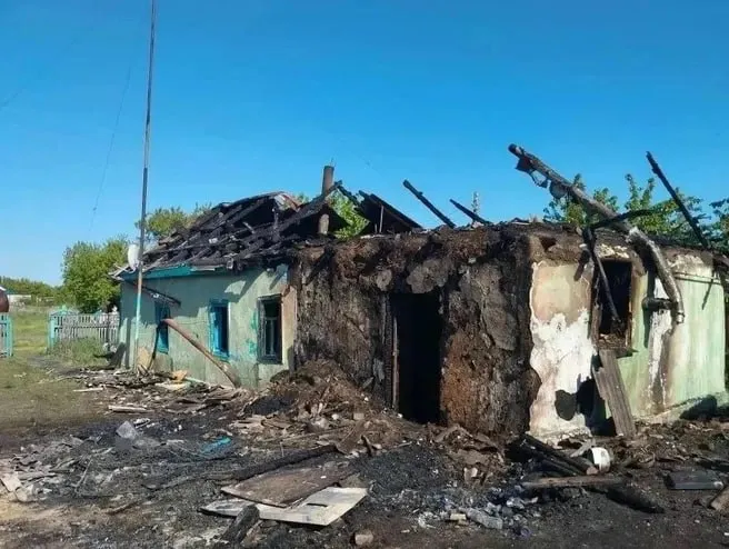 В Омской епархии сообщили, что отец детей, погибших в пожаре, ушёл в зону спецоперации в прошлом году и погиб. У его погибшей партнёрши оставались ещё четыре ребёнка — они останутся на попечении бабушки.