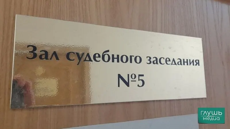 Верховный суд РФ предлагает смягчить требования к квалификации секретарей судебных заседаний: допустить к работе студентов юридических факультетов из‑за большой нагрузки и невысоких зарплат в судах.