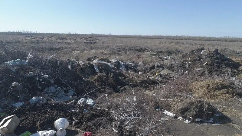 В районе посёлка Ачаирский выявили нелегальную свалку с бытовым, строительным и биологическим мусором. Разложение отходов может распространить опасные инфекции; материалы переданы полиции и администрации.