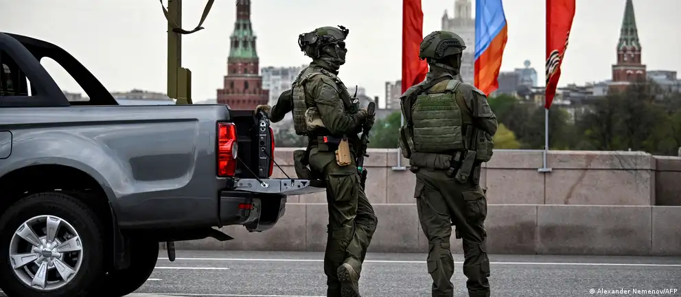 Власти отменили приглашения иностранным корреспондентам на парад в Москве. Мероприятие пройдёт в сокращённом формате — без техники и участия кадетских корпусов — на фоне сообщений об угрозах и участившихся ударах беспилотников по объектам в разных регионах.
