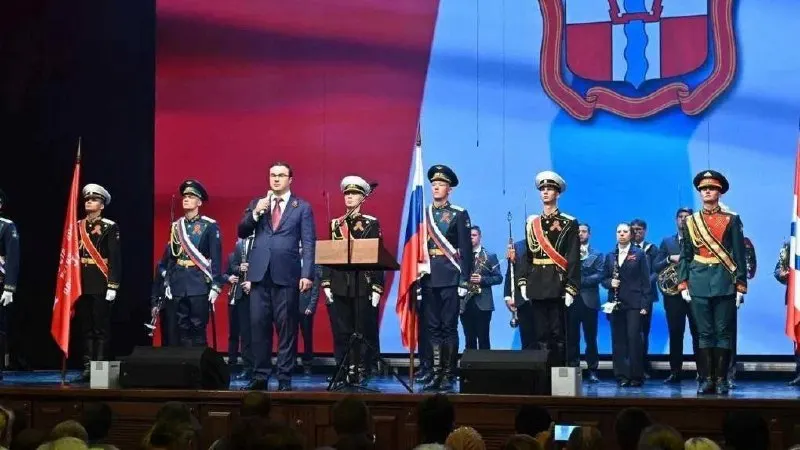 В Концертном зале омской филармонии прошло торжественное собрание в честь 81-й годовщины Великой Победы: губернатор, митрополит и другие официальные лица поздравили ветеранов. Мероприятие завершилось концертом и исполнением песни «День Победы».