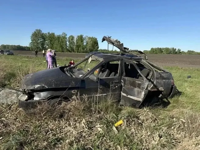 В поселке Лесной 17‑летний юноша, взявший автомобиль у отчима, не справился с управлением на грунтовой дороге: в машине находились подростки 13, 15 и 18 лет. По факту ДТП начата проверка под контролем прокуратуры Омской области.