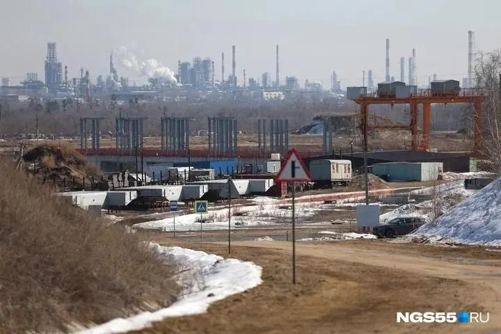 Заместитель руководителя Росводресурсов осмотрела стройплощадку в Омской области; на совещании наметили разработку дорожной карты и обсудили проблемные вопросы недостроя.